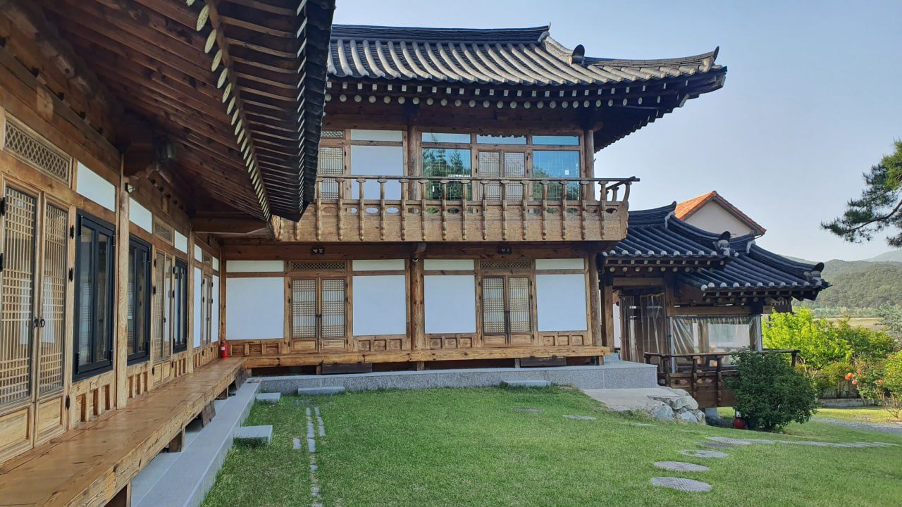 툇마루와 한지창이 살아있는 2층 전통한옥