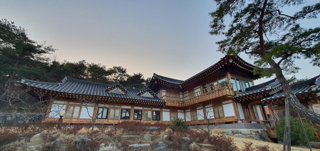 해질녘 2층 한옥의 웅장한 정면