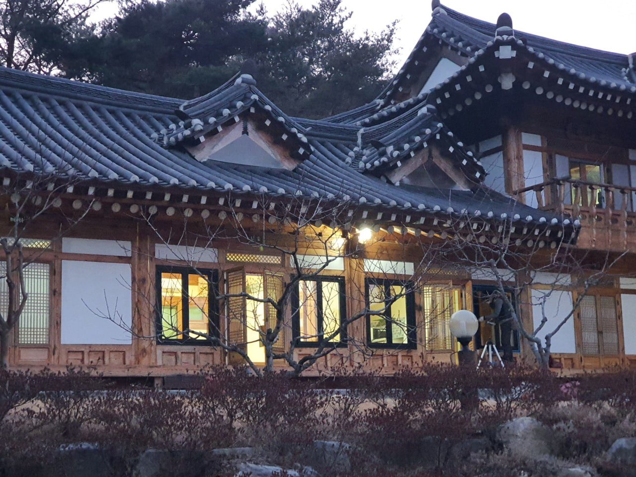 따뜻한 불빛이 비치는 한지창과 황토방