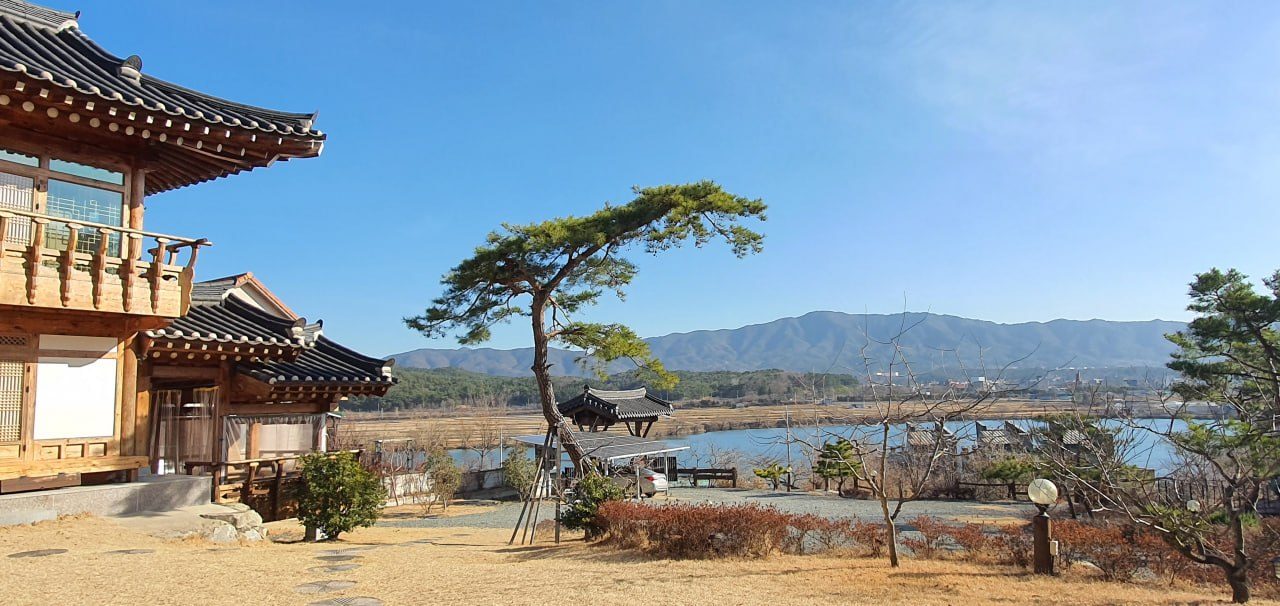 조양저수지와 토함산이 보이는 배산임수 입지