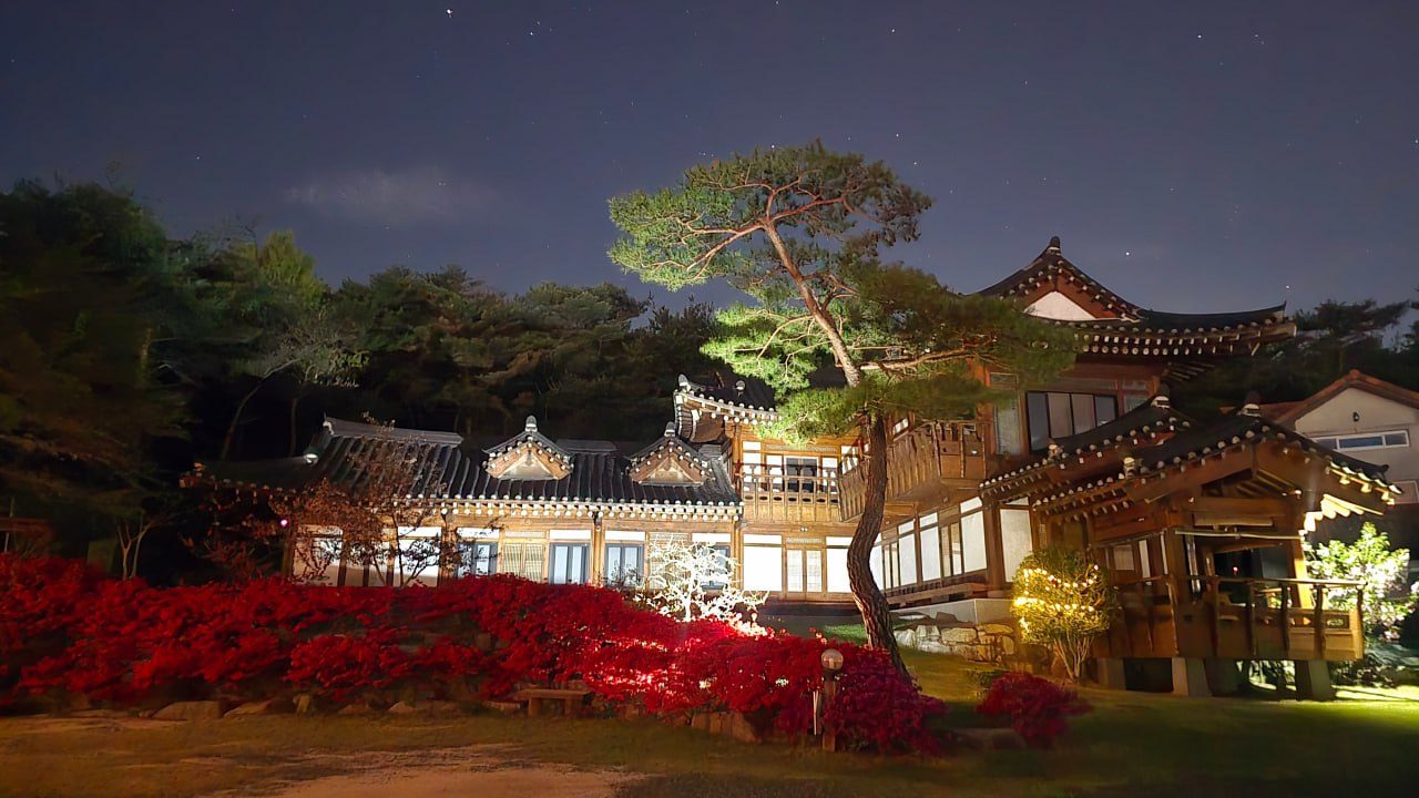 별빛 아래 불을 밝힌 경주천년한옥펜션 전경